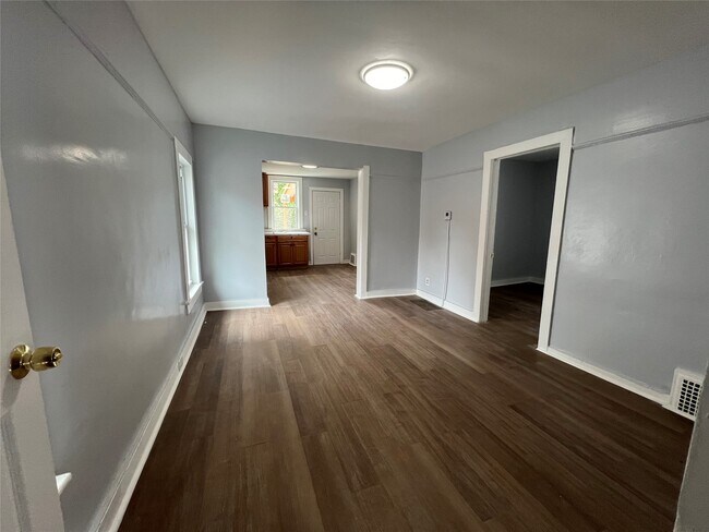 Building Photo - 6 Evans St