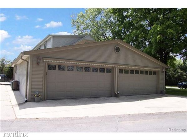Building Photo - 5730 N Melborn St