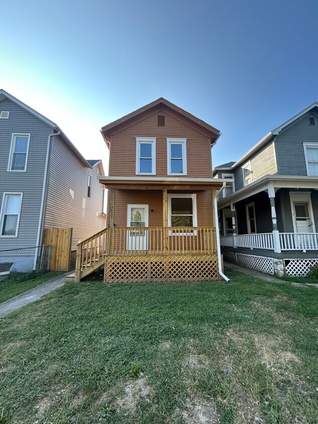 Foto principal - 1425 Central Ave