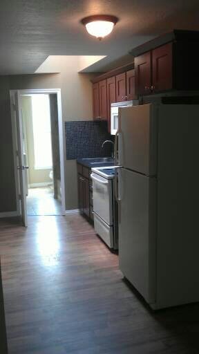 Building Photo - 410 E Van Ness Pl