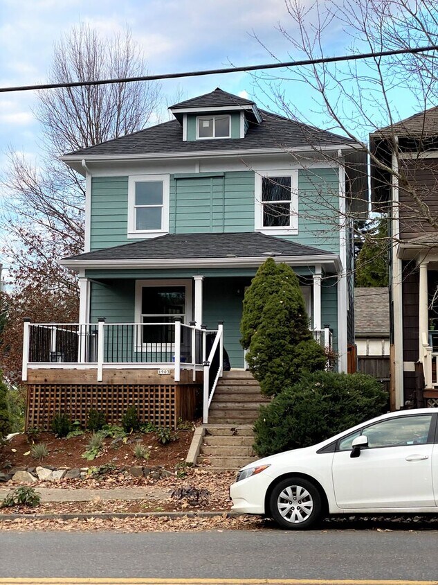 Foto principal - Beautifully 5 Bed, 2 Bath Craftsman House ...
