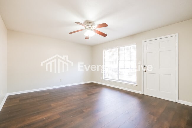 Foto del edificio - 8929 Ashwood Dr