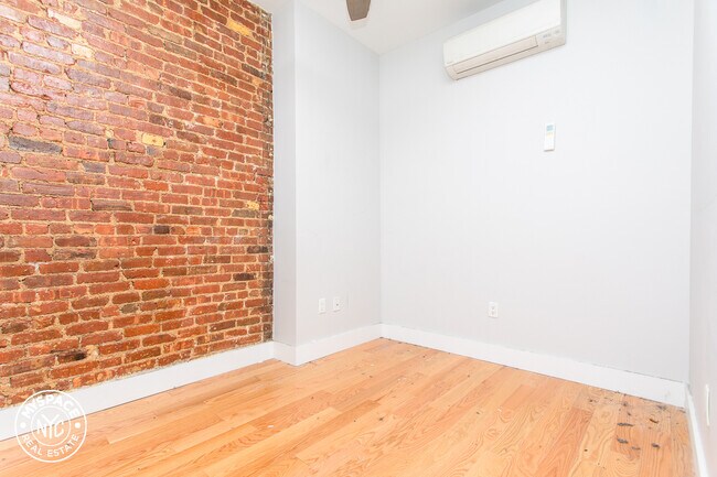 Foto del edificio - 212 Grand St