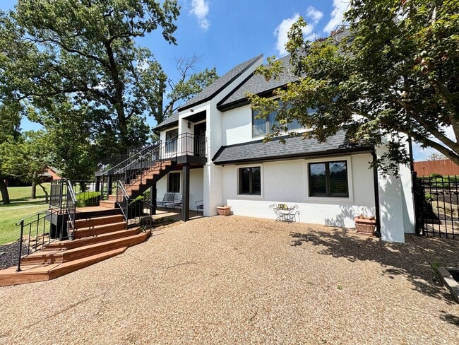Building Photo - Executive NWA home with POOL and SHOP