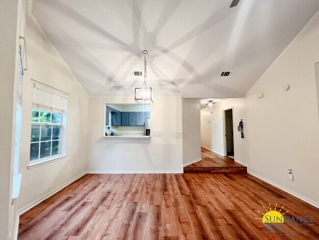 Building Photo - Centrally located and renovated Fort Walto...