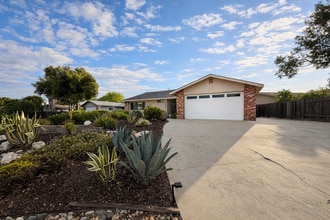 Building Photo - 835 Nicklaus St