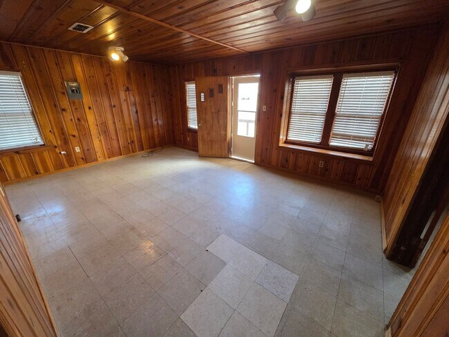 Foto del edificio - 3 Bedroom 1950's Home with Large Fenced Yard Available 1/12/26