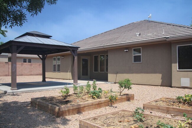 Foto del edificio - 4 Bedroom 2 Car Garage W/Solar (Save $$$)