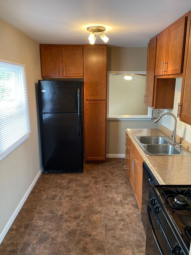 Building Photo - Move In Ready! Beautiful 3B 1b home in Lindenwood Park FIRST MONTH FREE