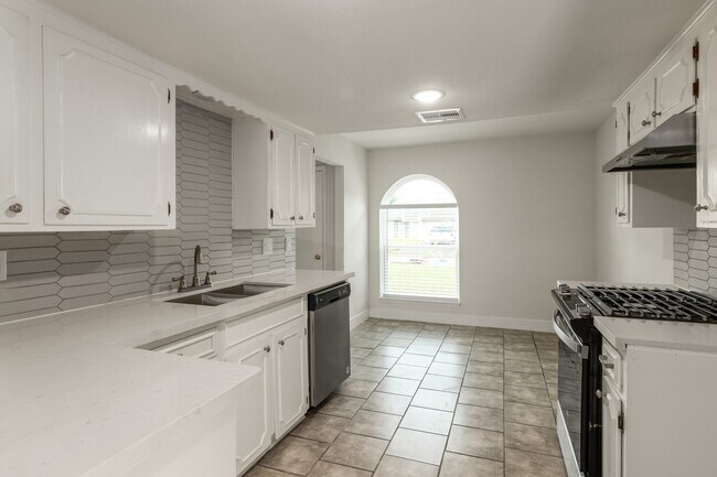 Foto del edificio - 4206 Oak Shadows Dr