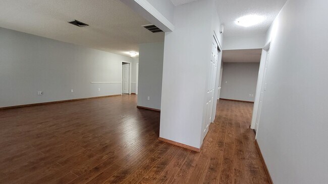 Building Photo - Fantastic Sarasota Gem ~ 4 bed/ 2 bath Ann...