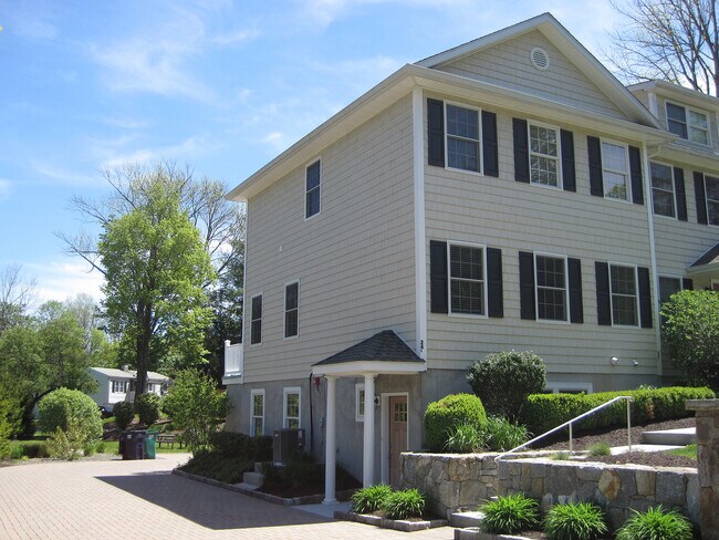 Exterior of unit with side entrance - 24 North St