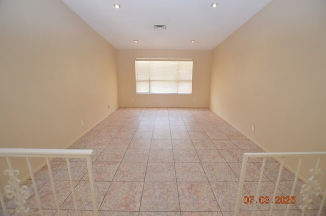Foto del edificio - 6486 Bullion Blvd