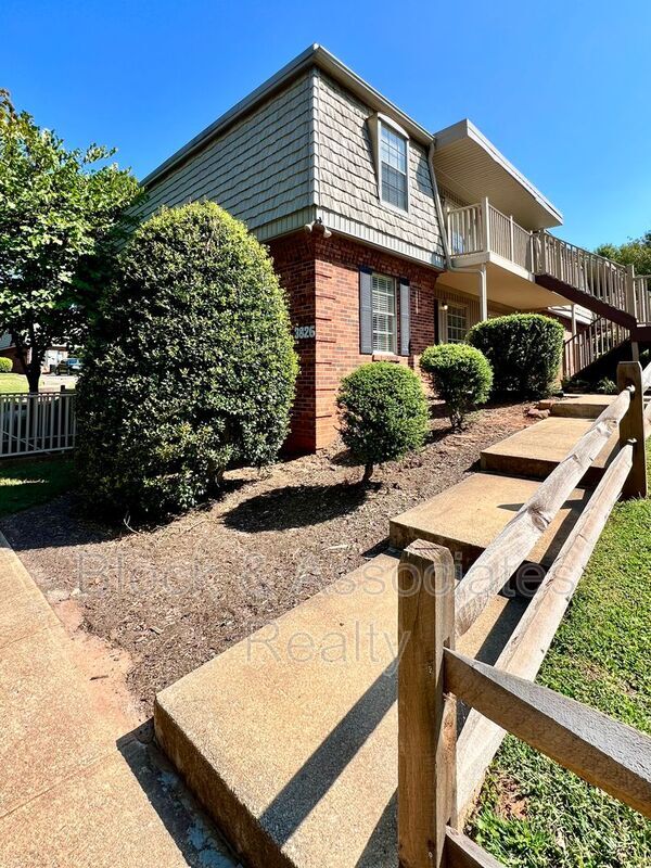 Building Photo - 3826 Country Club Rd