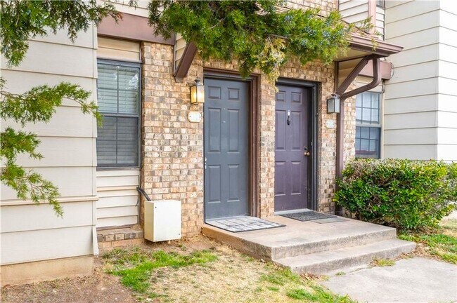Building Photo - Charming 2 Bed, 2 Bath, 2-Story Condominiu...