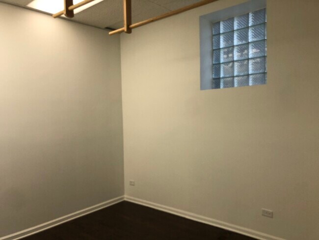 Foto del edificio - 2449 N Clybourn Ave