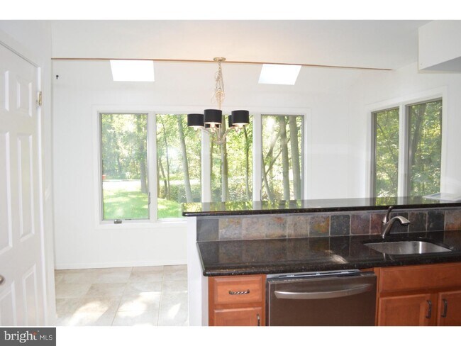 Building Photo - 1511 Tanglewood Dr