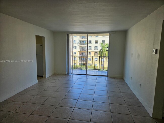Building Photo - 9320 Fontainebleau Blvd