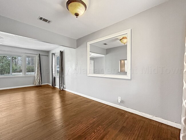 Building Photo - Charming 3/1 Home in Quiet Established Com...