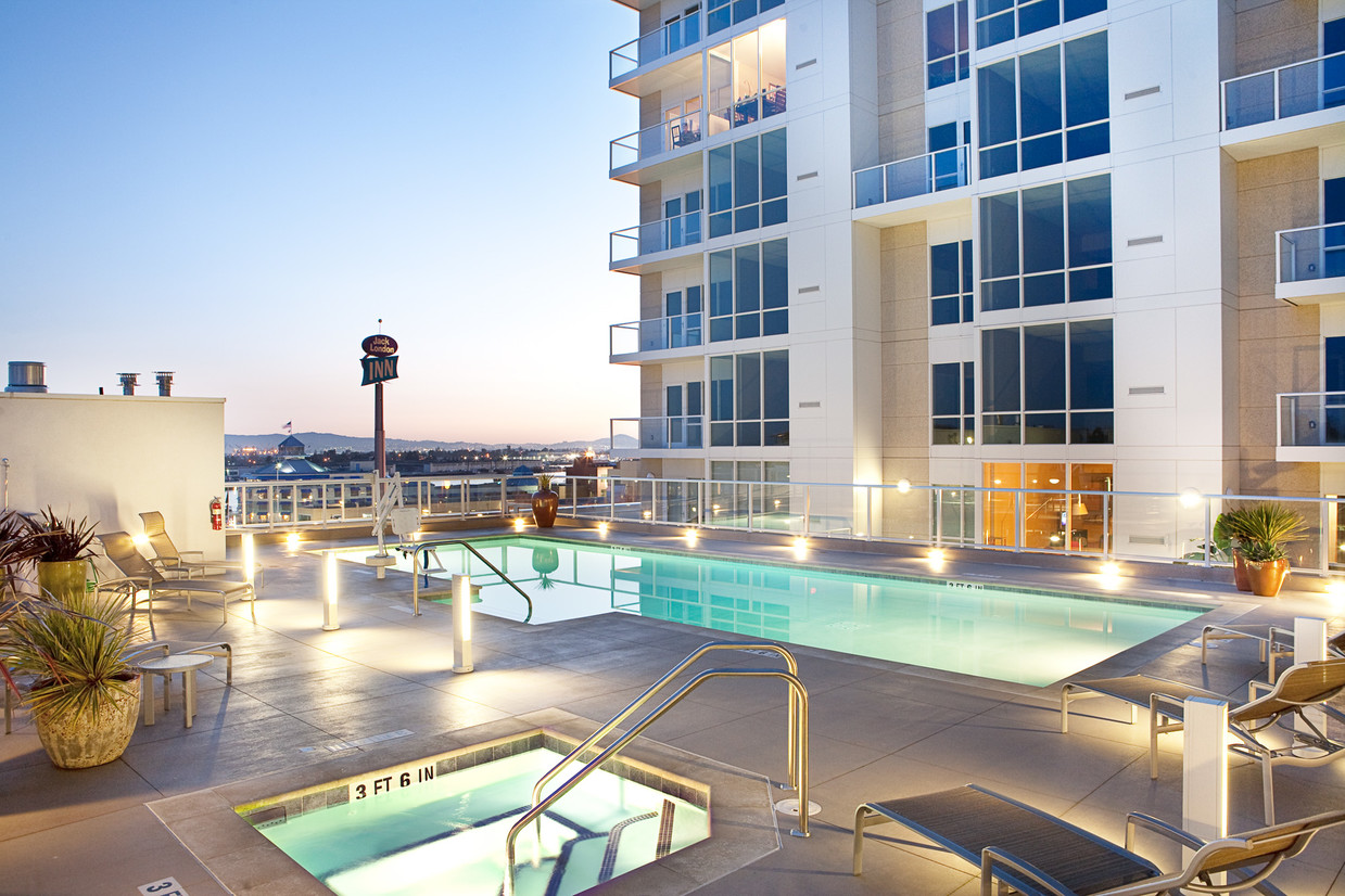 Piscina con terraza - 222 Broadway