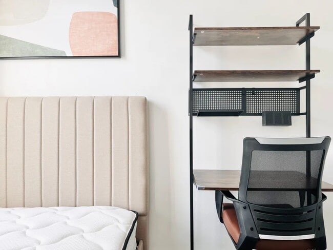 Building Photo - Furnished room/NOT APARTMENT