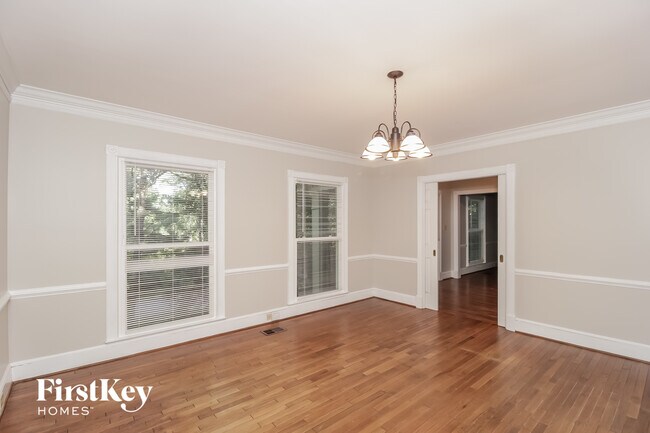 Foto del edificio - 4927 Castlewood Dr SW