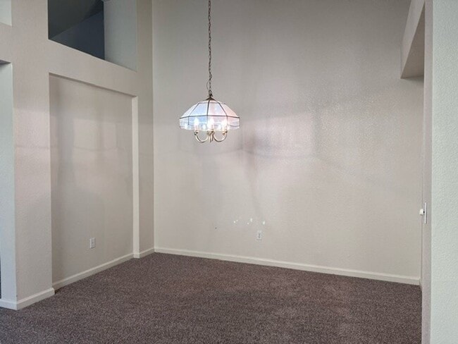 Building Photo - Spacious single level home with central he...