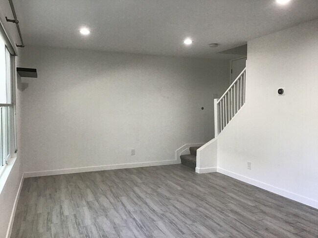 Foto del edificio - Corner Unit Townhome with Style and Substa...