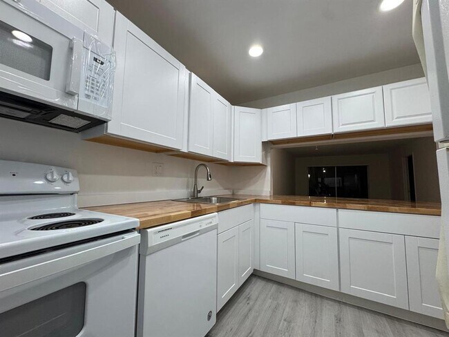 Foto del edificio - 8051 Colony Cir S