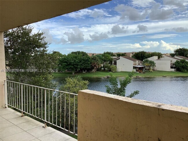 Building Photo - 9359 Fontainebleau Blvd