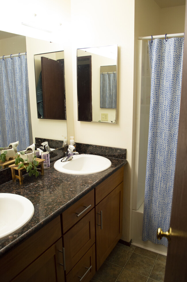 2 Sink Bath - Wingate Apartments