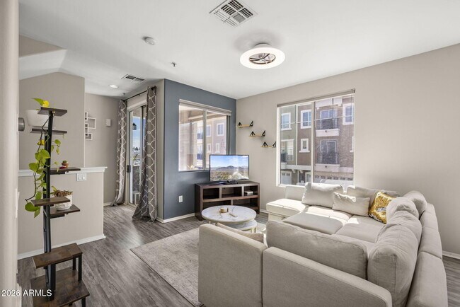Building Photo - 2450 W Glenrosa Ave