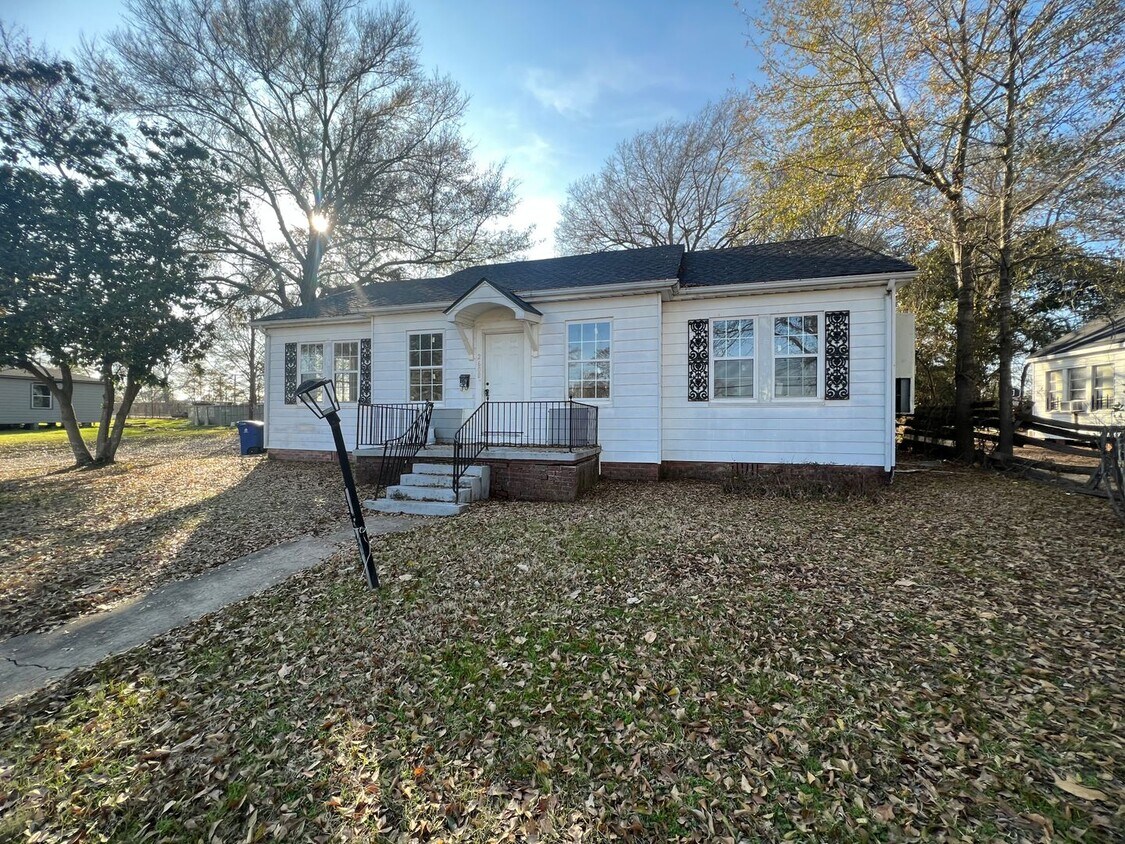 Primary Photo - Close to Ochsner LSU, dining and shopping...