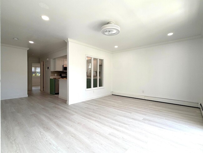 Building Photo - 304 5th St