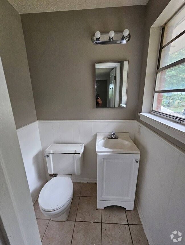 Building Photo - 5300 Creekwood Terrace