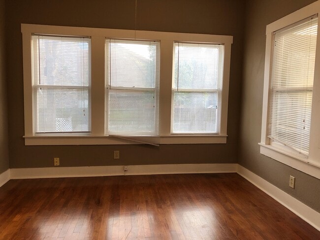 Building Photo - Adorable Duplex Unit Near the Arts District!