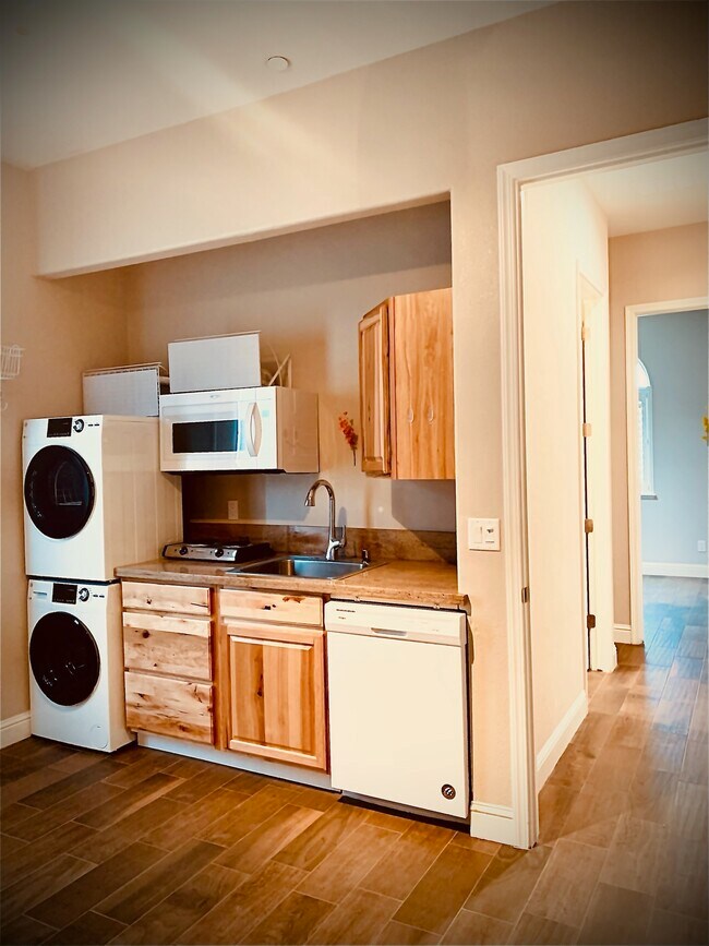 Kitchenette - 1967 E Amaryllis Ave