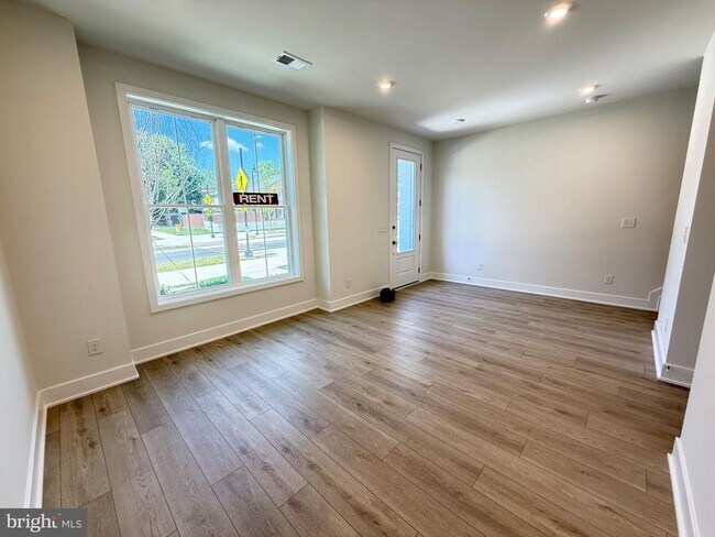 Foto del edificio - 9715 Grant Ave