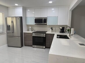 Building Photo - 436 Lakeview Dr