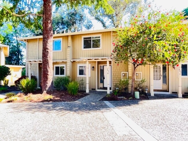 Foto del edificio - Move-in Ready 2BD/2.5BA Townhome in Westsi...