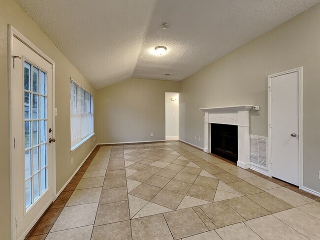 Foto del edificio - 3104 Stonewall Ln