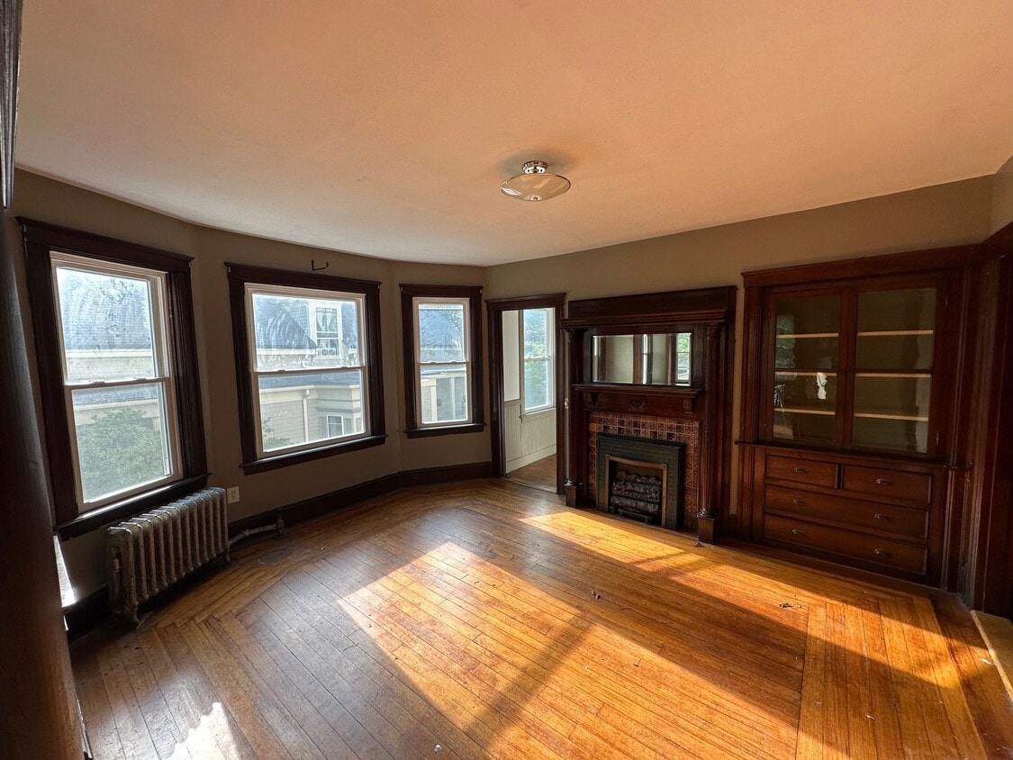 Double living room w/decorative fireplace - 43 Pitman St