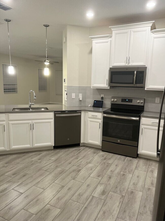 Building Photo - Incredible 5 Bedroom, 3 Bath Town home wit...