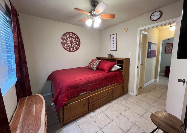 Foto del edificio - 5806 Toddington Rd