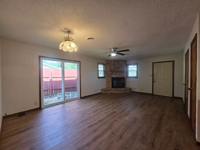 Foto del edificio - 1214 Bluestem Dr