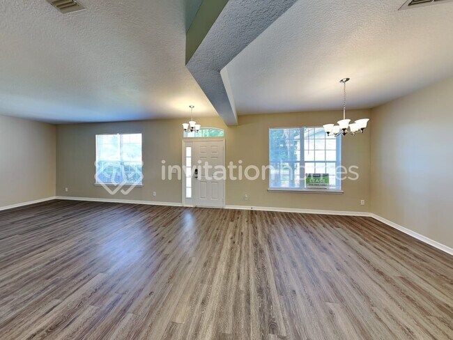 Building Photo - 1545 Sarus Ave