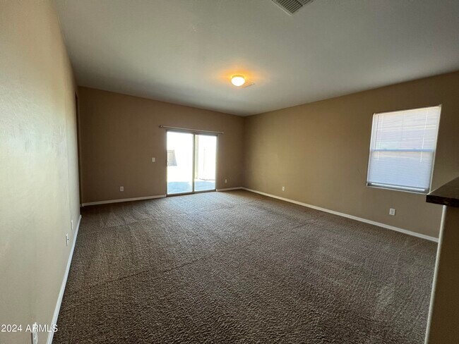 Foto del edificio - 24475 W Atlanta Ave