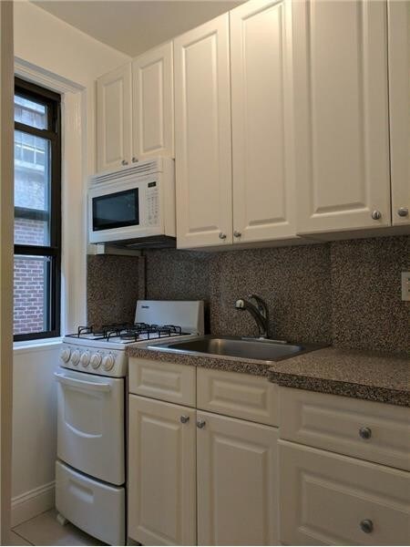 Foto del edificio - 225 W 12th St