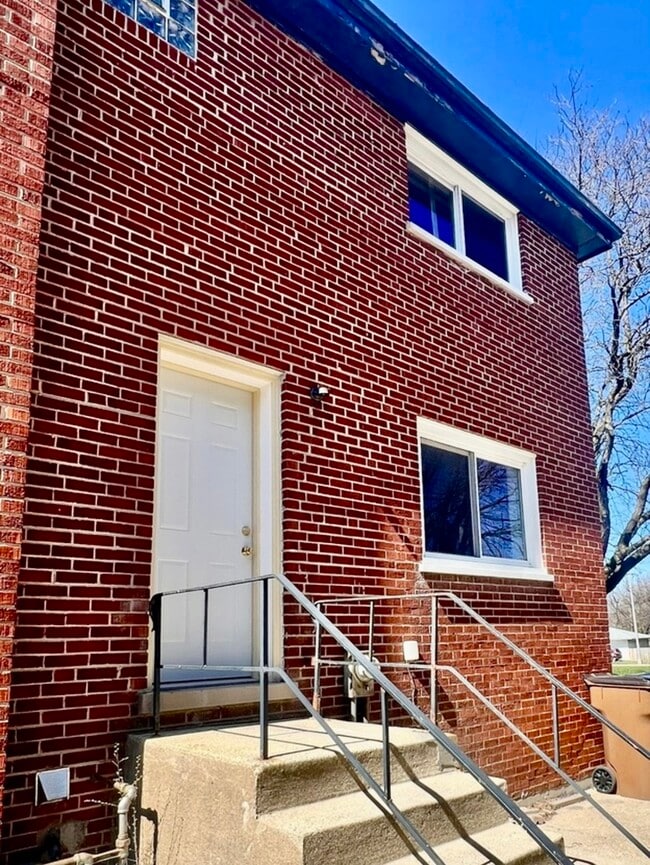 Building Photo - 905 W North Ave