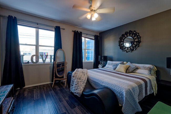 Photo du bâtiment - 10728 Whyte Av NW